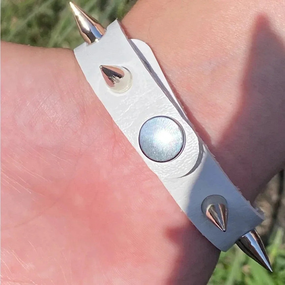 White Leather Punk Goth Spike Rock Metal Stud Snap Cuff Bracelet NWT - Picture 2 of 4